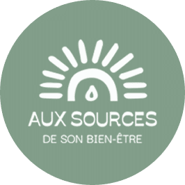 Logo vert circulaire avec soleil stylisé et goutte, texte AUX SOURCES DE SON BIEN-ÊTRE.
